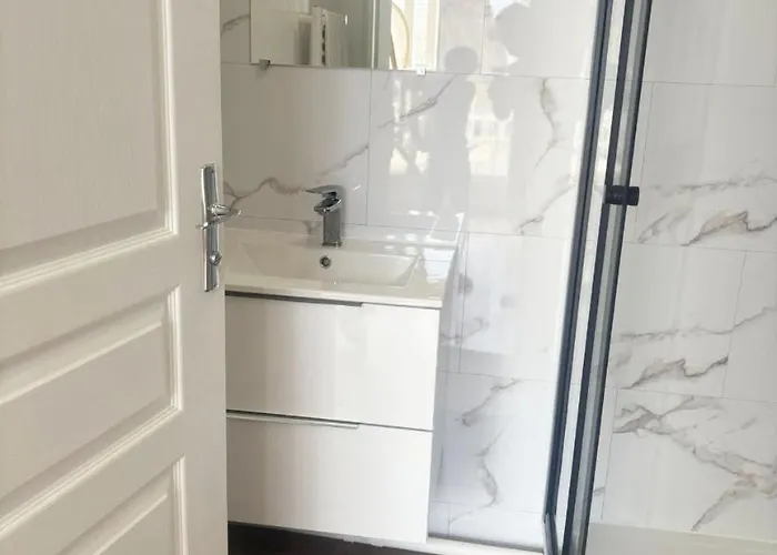 35 m2 charmant plus 30 M2 de terrasse Accès jardin SPA Appartement *