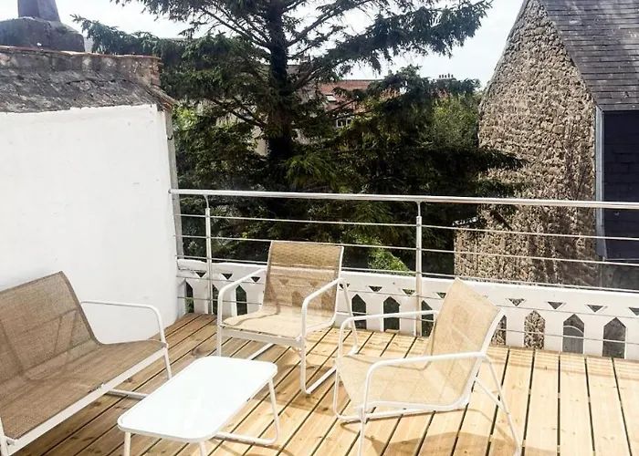 35 m2 charmant plus 30 M2 de terrasse Accès jardin SPA Appartement *